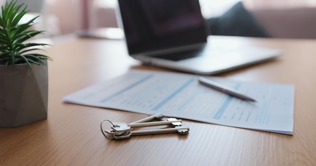 Dossier de prêt immobilier étudié sur un bureau