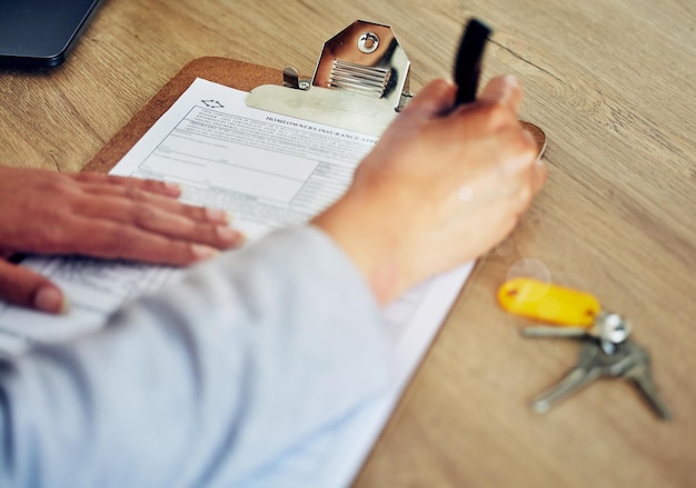 Artisan préparant son dossier professionnel sur une table