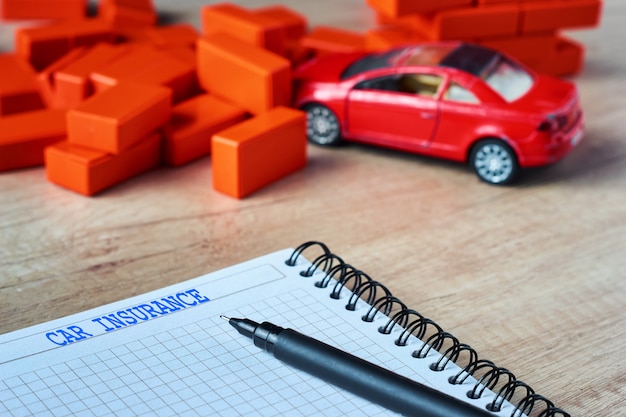 Formulaire d’assurance automobile et véhicule à expertiser
