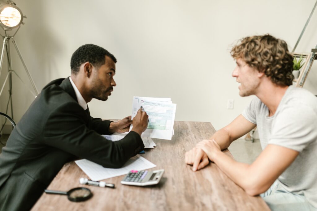 Un conseiller examine des documents avec son client