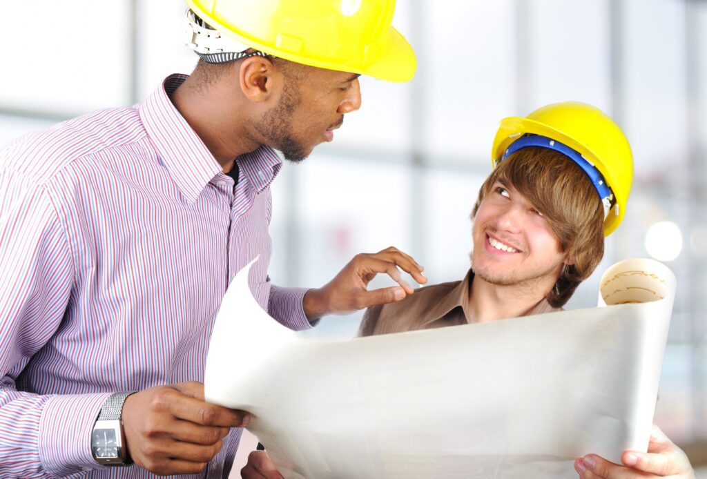 Jeunes professionnels préparant un chantier et ses documents